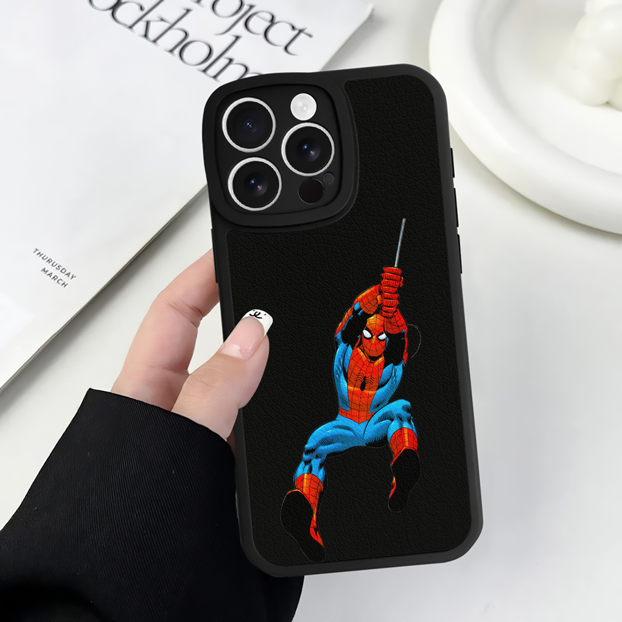 Spider Man スパイダーマン 【iPhone 16シリーズ対応】シリコンスマホケース（レザー調） 材質：シリコン